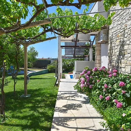 בית הארחה With Pool 2371 3*