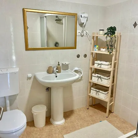 בית הארחה With Pool 2371 מדולין