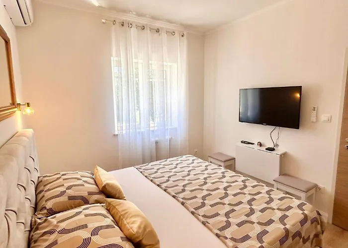 Gostinjska kuća With Pool 2371