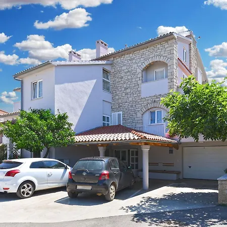 With Pool 2371 招待所 梅杜林