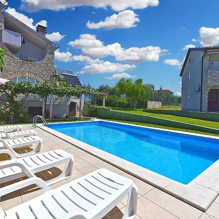 With Pool 2371 Medulin