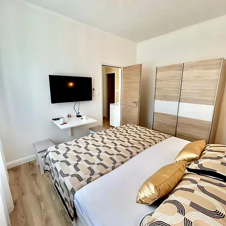 With Pool 2371 Penzion Medulin