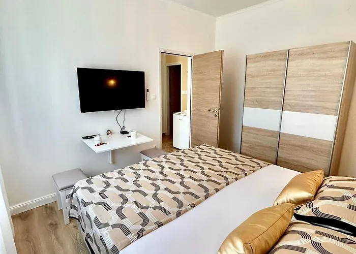 With Pool 2371 招待所 梅杜林